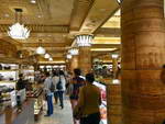 Das Kaufhaus Harrods innen (GB).